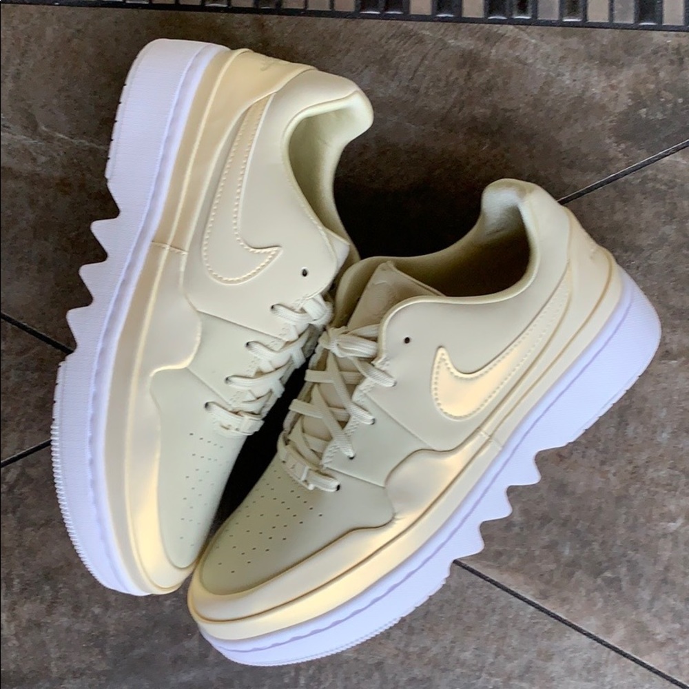 NIKE W AJ 1 JESTER XX SE FOSSIL-WHITE worn once! Still in great condition